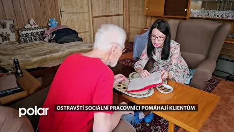 Záběr z magazínu Léta běží o sociální práci v Ostravě, TV Polar. Na snímku je sociální pracovnice se svým klientem. 